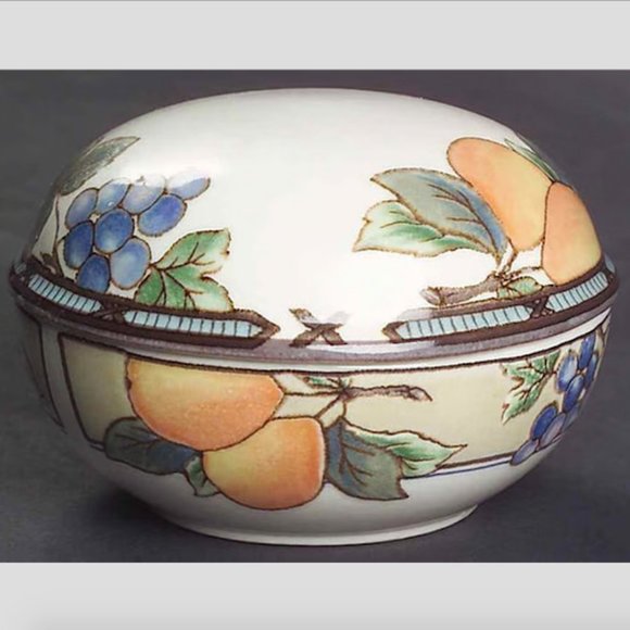 MIKASA Intaglio Garden Harvest 4" Round Box and Lid - Picture 2 of 7